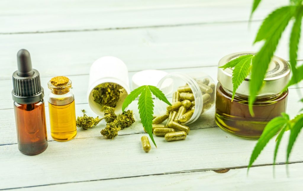 Photo de produits cbd : huiles, gélules, feuilles