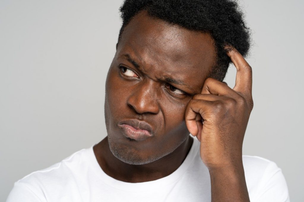 Photo d'un homme qui s'interroge